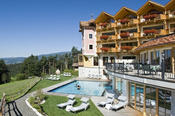 Indoor pool, outdoor pool, open 7:00 AM to 7:00 PM, pool umbrellas - Chalet Tianes (Castelrotto)