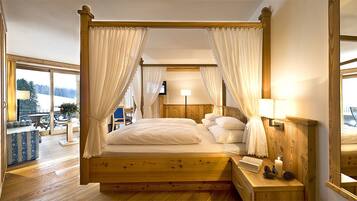 Romantische Suite | Daunenbettdecken, Minibar, Zimmersafe, individuell dekoriert