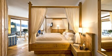 Romantic Suite | Down comforters, minibar, in-room safe, individually decorated