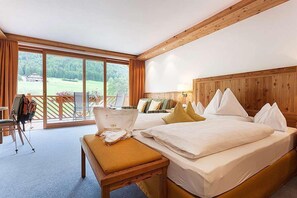 Comfort Double Room | Down comforters, minibar, in-room safe, individually decorated - Chalet Tianes (Castelrotto)