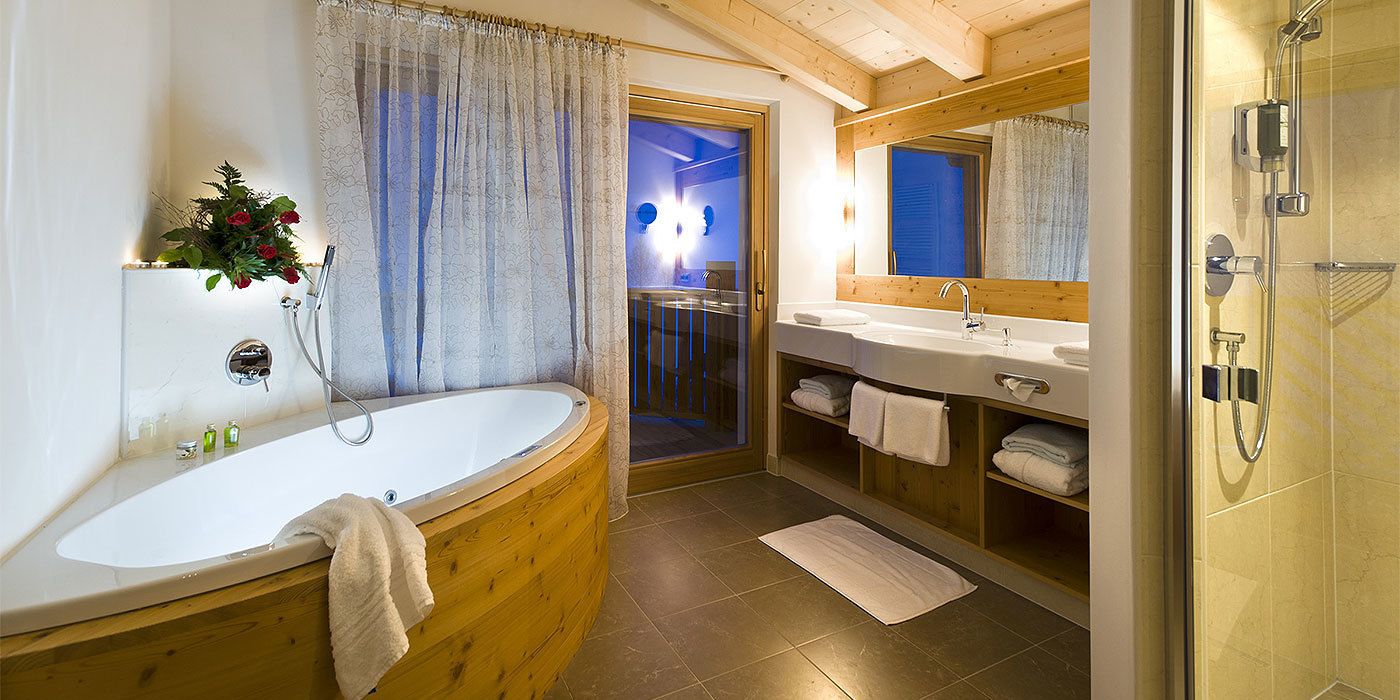 deluxe suite, 1 double bed, bathtub | bathroom | hair dryer, slippers, towels