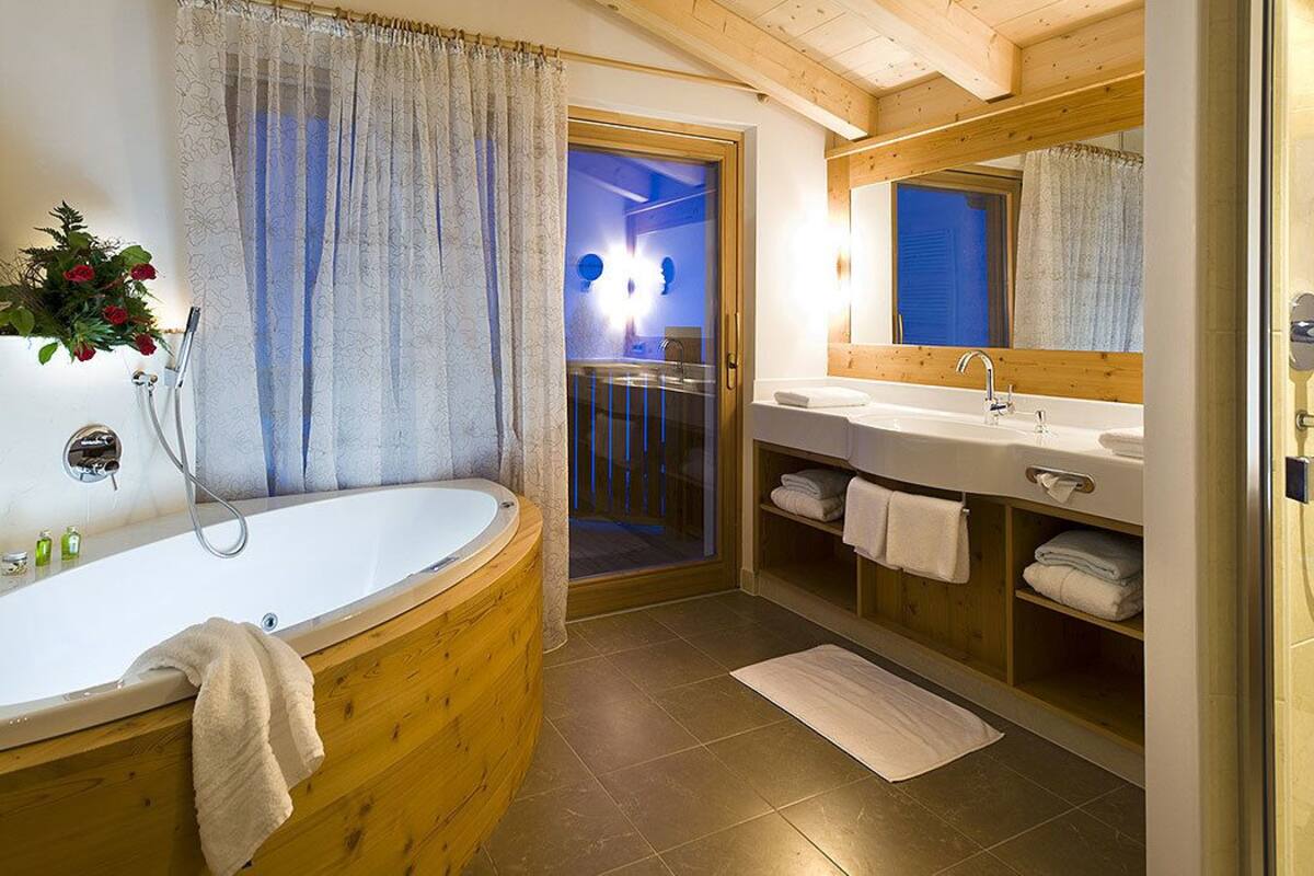 deluxe suite, 1 double bed, bathtub | bathroom | hair dryer, slippers, towels
