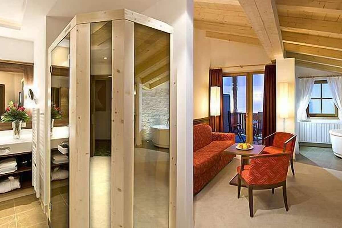 deluxe suite, 1 double bed, bathtub | down duvets, minibar, in-room safe, individually decorated