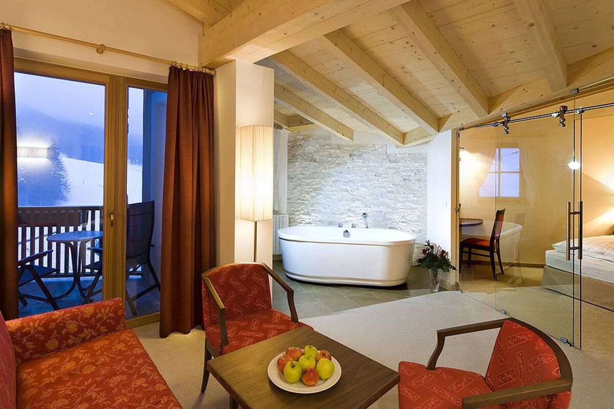 deluxe suite, 1 double bed, bathtub | bathroom | hair dryer, slippers, towels