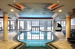 Piscina interna, piscina externa, funciona das 7h às 19h, guarda-sóis