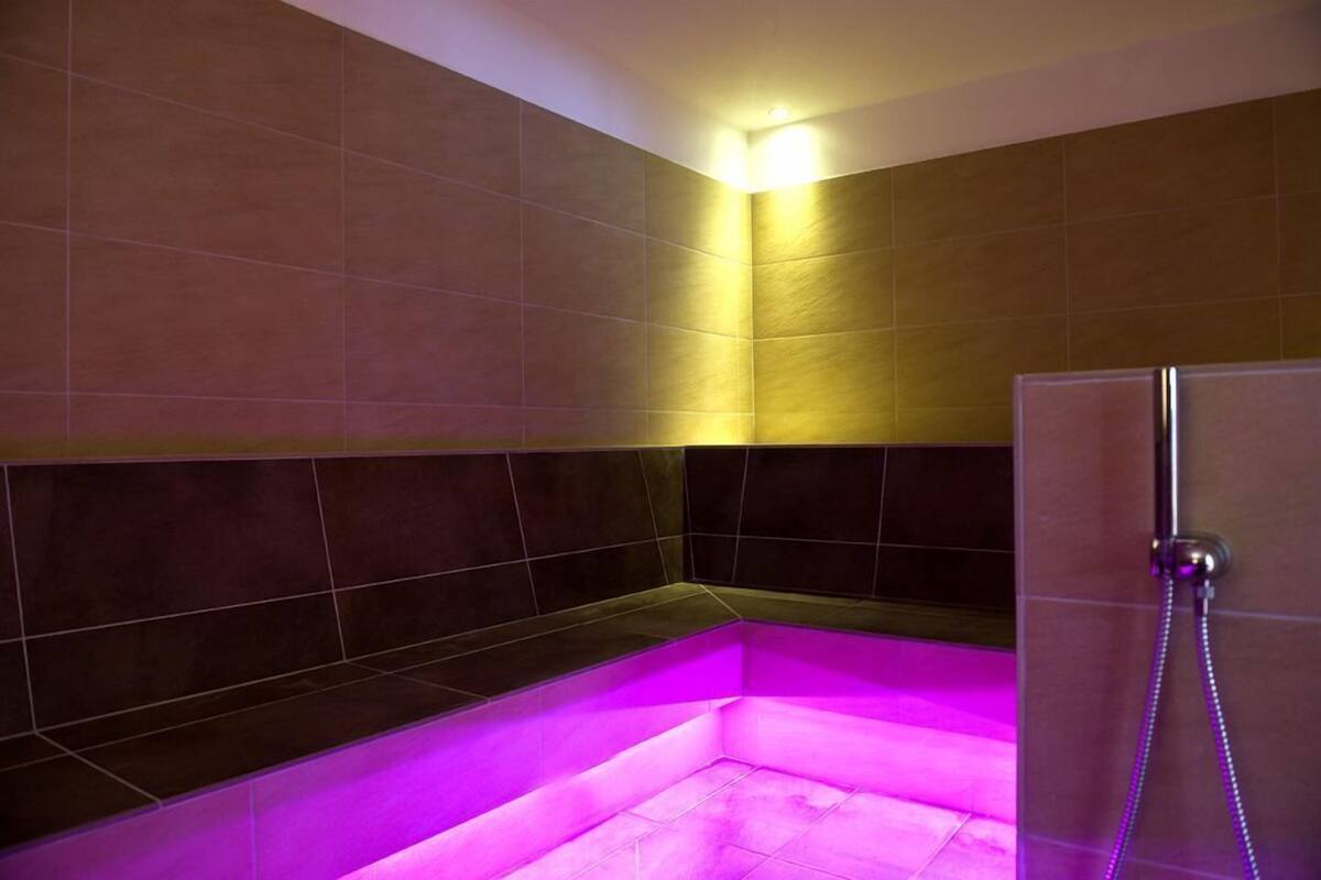 sauna, steam room, turkish bath/hammam, body treatments