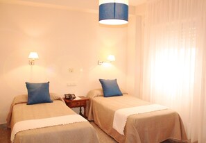 双人房 | 客房内保险箱、办公桌、遮光窗帘、隔音