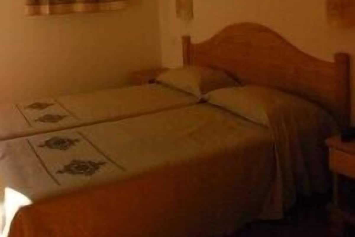 Een bureau, verduisterende gordijnen, babybedden, extra bedden