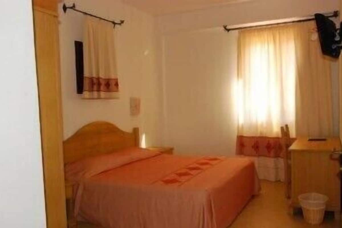 Een bureau, verduisterende gordijnen, babybedden, extra bedden