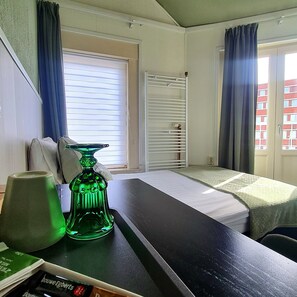 Habitación individual | Ropa de cama hipoalergénica, escritorio y cortinas blackout 