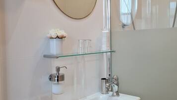 Deluxe-Doppelzimmer | Badezimmer | Dusche, kostenlose Toilettenartikel, Haartrockner, Handtücher