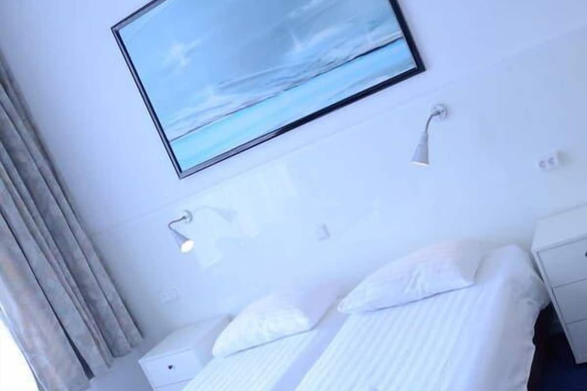 1 bedroom, hypo-allergenic bedding, desk, blackout curtains