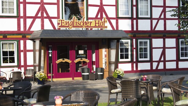 A traditional half-timbered building with a sign reading "Englischer Hof". - Hotel Englischer Hof (Herzberg am Harz)