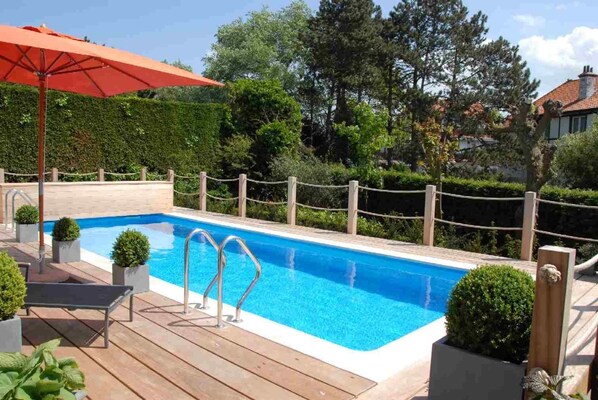 Seasonal outdoor pool, open 8:30 AM to 6:00 PM, pool umbrellas - Hotel Rubens (De Haan)