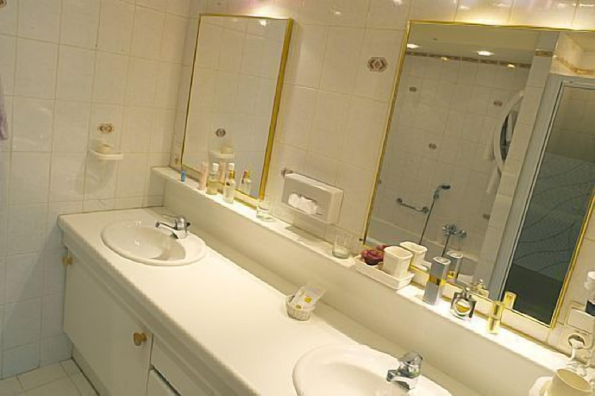 suite | bathroom | shower, free toiletries, hair dryer, towels