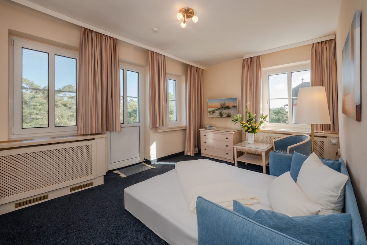 suite | living area | flat-screen tv