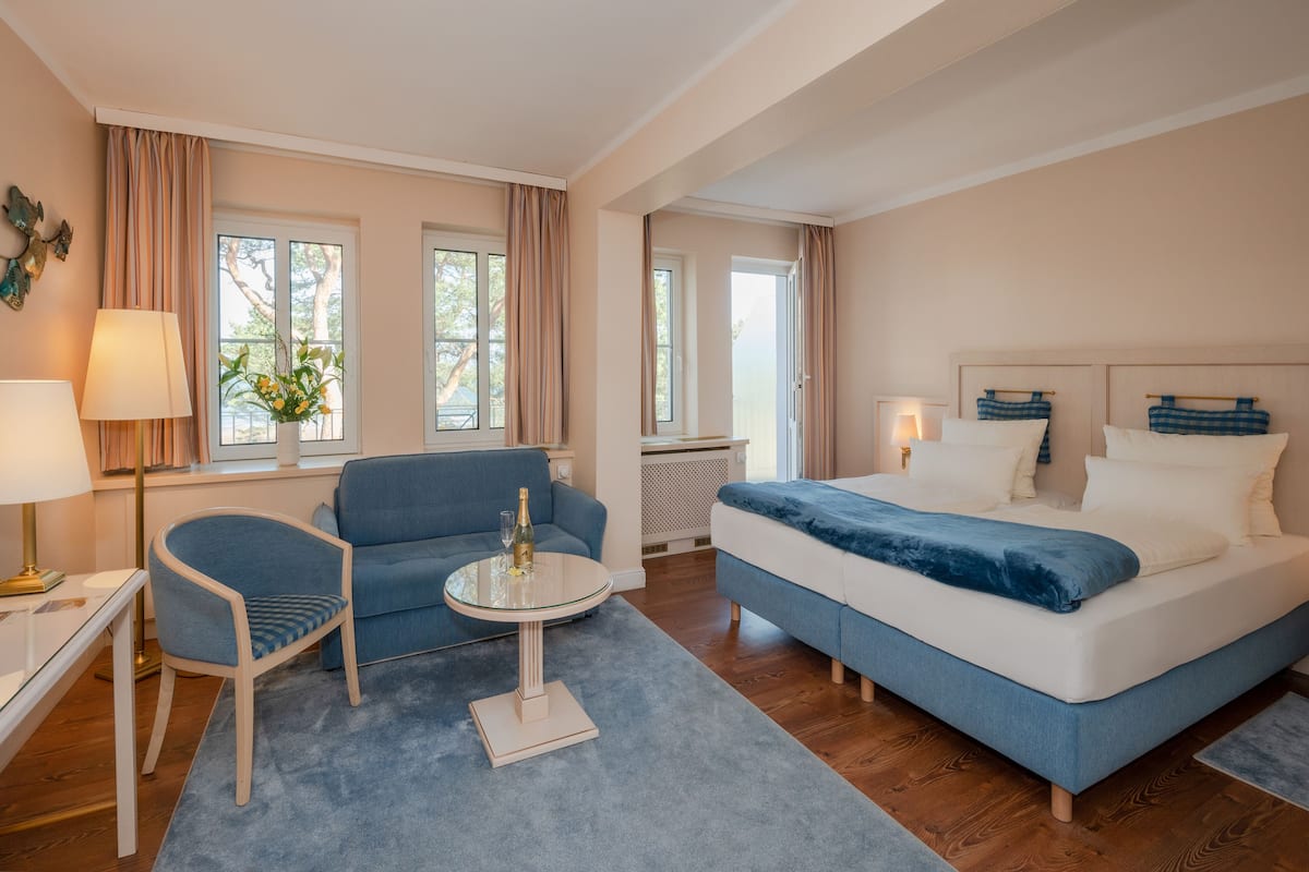 Hypo-allergenic bedding, in-room safe, individually decorated, free WiFi