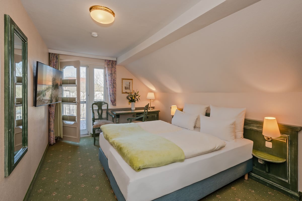 Hypo-allergenic bedding, in-room safe, individually decorated, free WiFi
