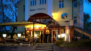 Aperto a pranzo e cena, cucina regionale, con vista sul mare 