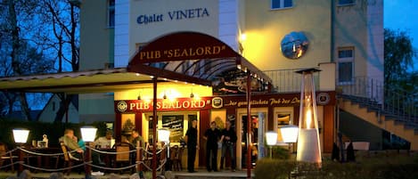 Dßner et souper servis sur place, cuisine régionale, vue sur la mer