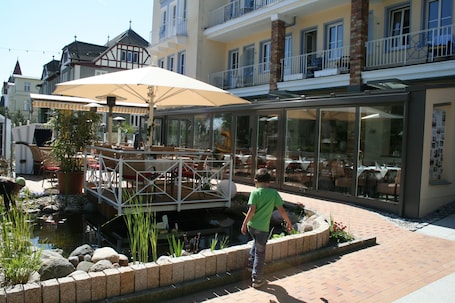 Lunch, dinner served; Regional cuisine, ocean views