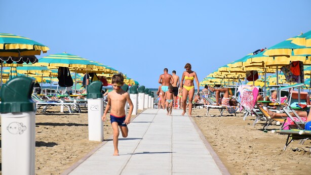 A beach walkway lined with beach umbrellas and sun loungers. - Hotel Houston (Rimini)