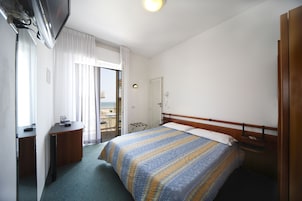 Ropa de cama de alta calidad y caja de seguridad en la habitaciĂłn