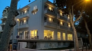 A multi-story hotel with balconies and a sign that reads "HOUSTON". - Hotel Houston (Rimini)