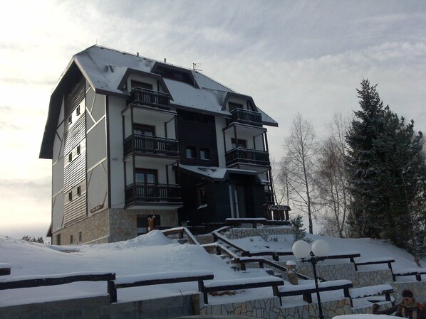 Property grounds - Crystal Kop Apartments (Raška)
