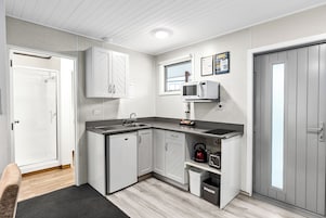 Standard-huoneisto, 1 makuuhuone (Large, Room 1) | Yksityinen keittiö | Minijääkaappi, mikroaaltouuni, liesi, vedenkeitin