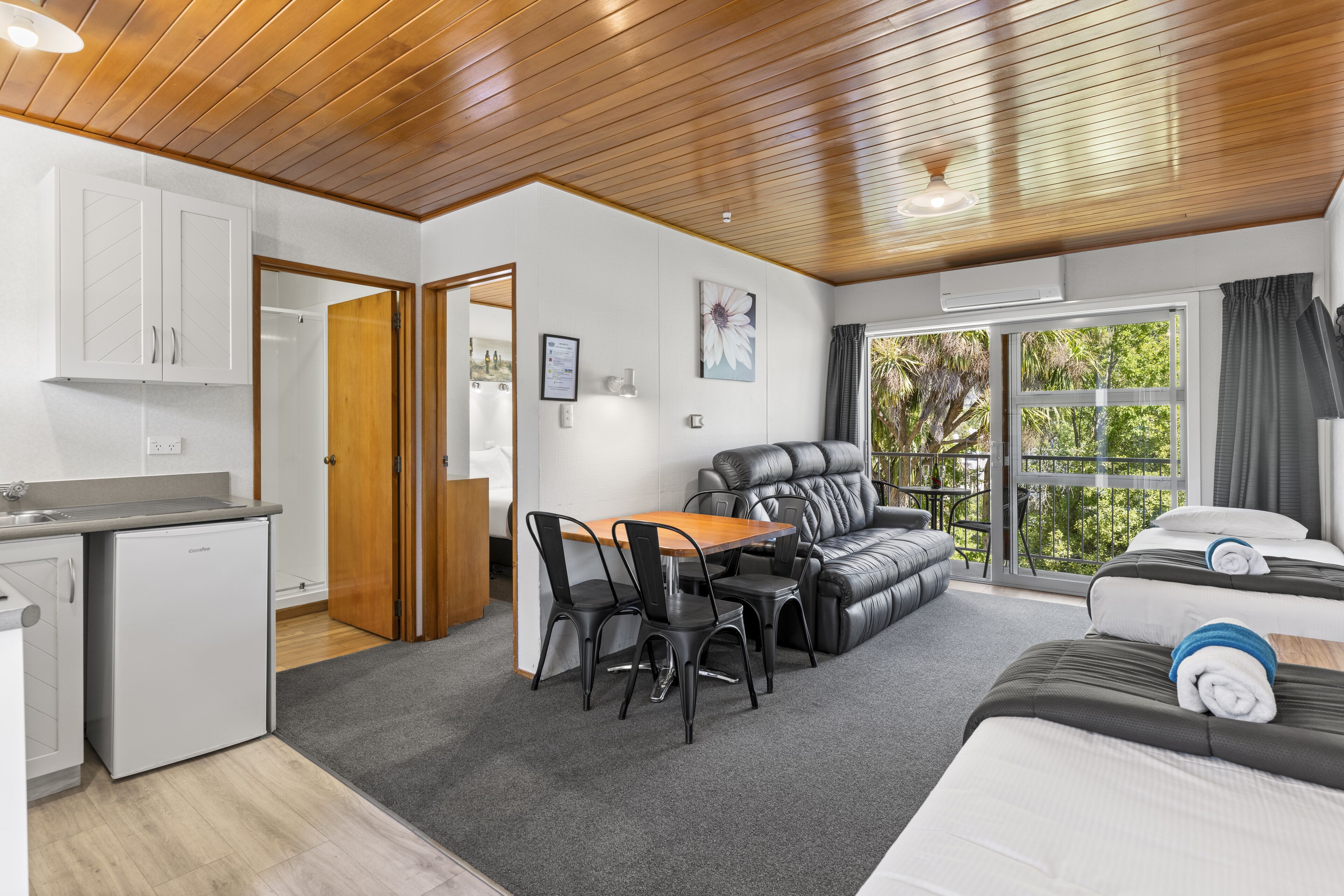 สแตนดาร์ดอพาร์ทเมนท์, 1 ห้องนอน (Large, Room 1) | บริเวณนั่งเล่น | ทีวีจอแบน 52 นิ้ว พร้อมช่องดิจิตอล, ทีวี, Netflix