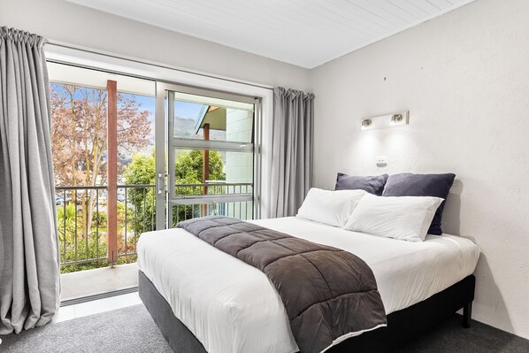 Apartemen Standar, 1 kamar tidur (Large, Room 1) | Bantalan ekstra lembut, tirai kedap cahaya, dan kedap suara