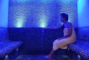 Couples treatment room(s), sauna, hot tub, steam room