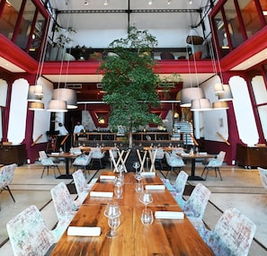 3 restaurants, breakfast served