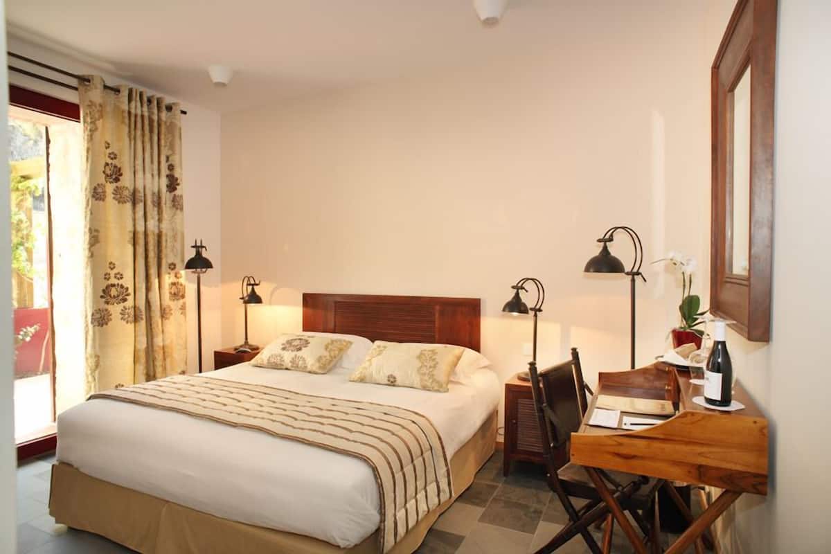 Standard Double Room | Peralatan tempat tidur premium, tilam berlapik, bar mini