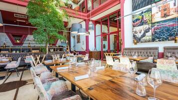 3 restaurants, serveren ontbijt