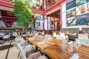 3 restaurants, breakfast served