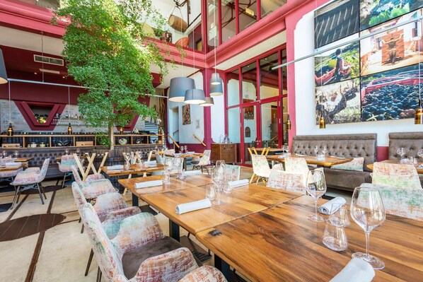 3 restaurants; breakfast, lunch, and dinner served