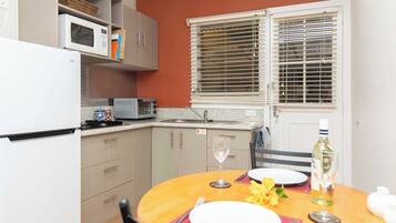Kühlschrank, Mikrowelle, Herdplatte, Wasserkocher mit Kaffee-/Teezubehör