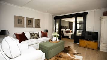 Suite | Living area | 50-cm TV with satellite channels