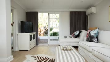 Suite | Living area | 50-cm TV with satellite channels