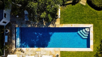 Außenpool, geöffnet von 07:30 Uhr bis 18:00 Uhr, Sonnenschirme