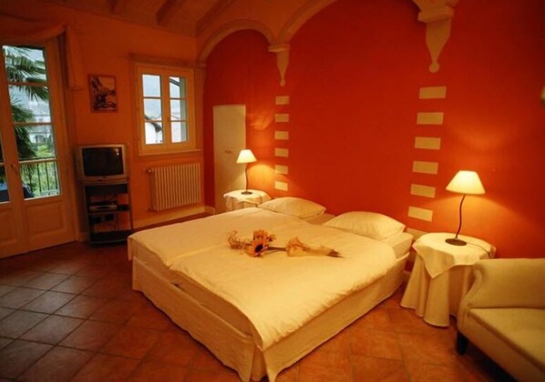 In-room safe, desk, free cots/infant beds, rollaway beds - Hotel Casa Arizzoli (Cannobio)