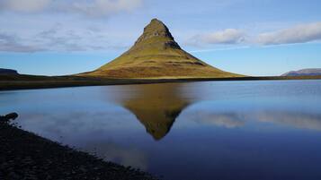 Un lac paisible, avec une montagne en arrière-plan.