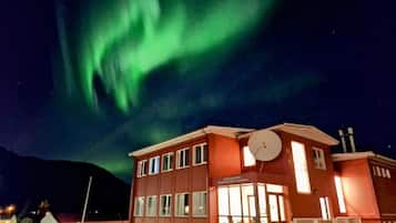 Vista frontal de la propiedad por la tarde o noche