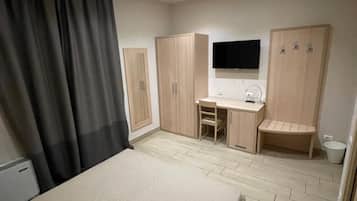 Frette Italian sheets, premium bedding, in-room safe, desk