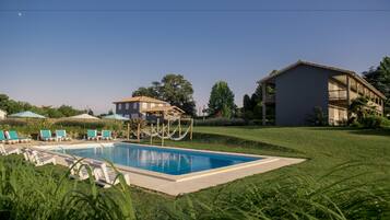 Piscina externa sazonal, guarda-sóis, espreguiçadeiras