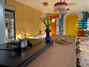 Mini-Kühlschrank, Mikrowelle, Wasserkocher mit Kaffee-/Teezubehör