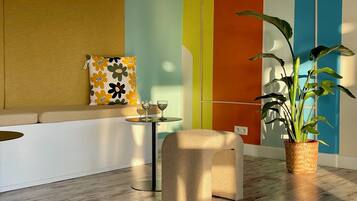 Een minikoelkast, een microgolfoven, een koffiezetapparaat/waterkoker