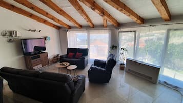 Comfort Apartment, 2 Bedrooms, Terrace, Sea View | Living room | 90-cm TV with satellite channels